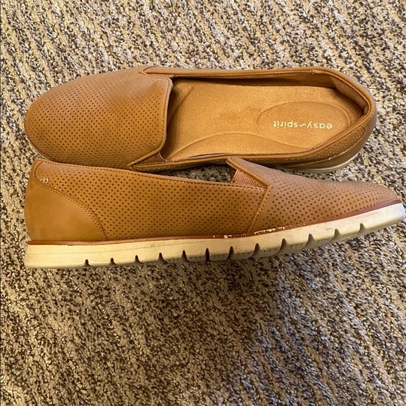 Easy Spirit Women's Tan Perforated Loafers 8 wide - Picture 6 of 6